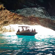 Nisan Ayı Dikili Tekne Turunda Bahar Çiçekleri Manzarası